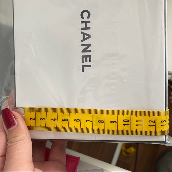 Authentic Chanel box for gifts or decor - Picture 9 of 9